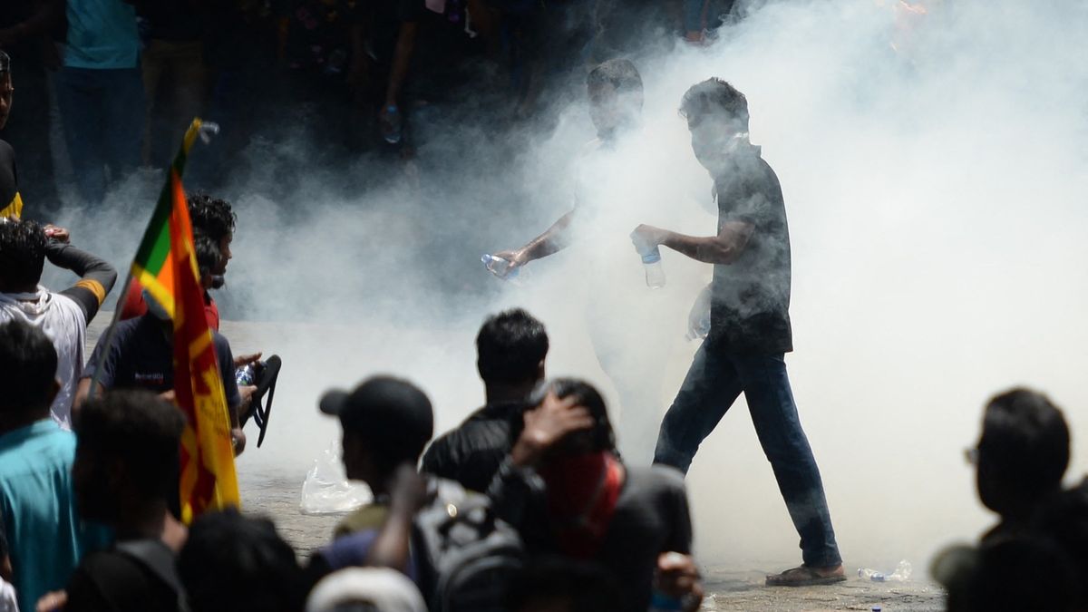 Radost ulice nezkazil ani slzný plyn. Pak srílanský premiér povolal armádu
